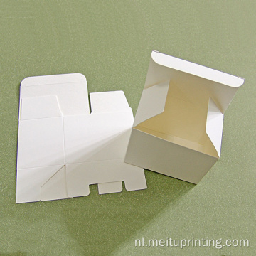 Kartonnen doos gemaakt van wit kaartpapier